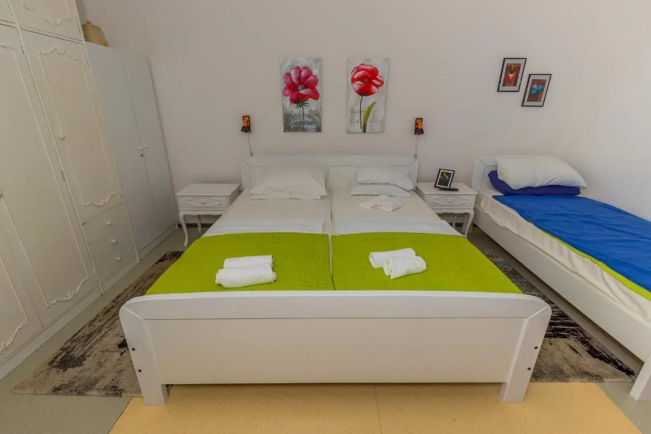 Apartment In Selce 41920